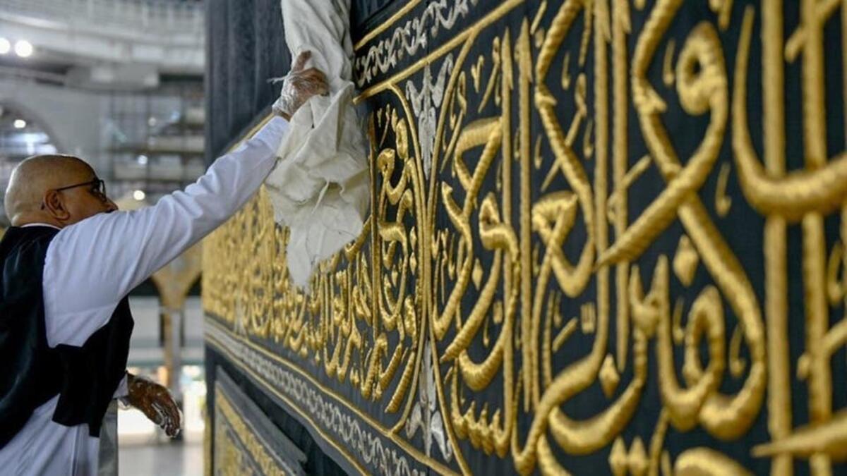 الالتزام بتطهير الأسطح البيئية بشكل دوري مجدول مع التركيز على الأماكن التي يكثر فيها احتمالية التلامس خاصة مثل نقاط الاستقبال، مقاعد الجلوس، وأماكن الانتظار وكذلك مقابض الأبواب وطاولات الطعام ومساند المقاعد وخلافه وبعد كل استخدام.