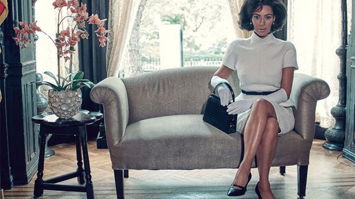 ملابس مُحتشمة في خزانتها: من المتوقع أن تلتزم بأسلوب أكثر انضباطًا في اختيارها للملابس وفقًا للبروتوكولات، وستتجنب الملابس العارية التي كانت ترتديها في السابق.