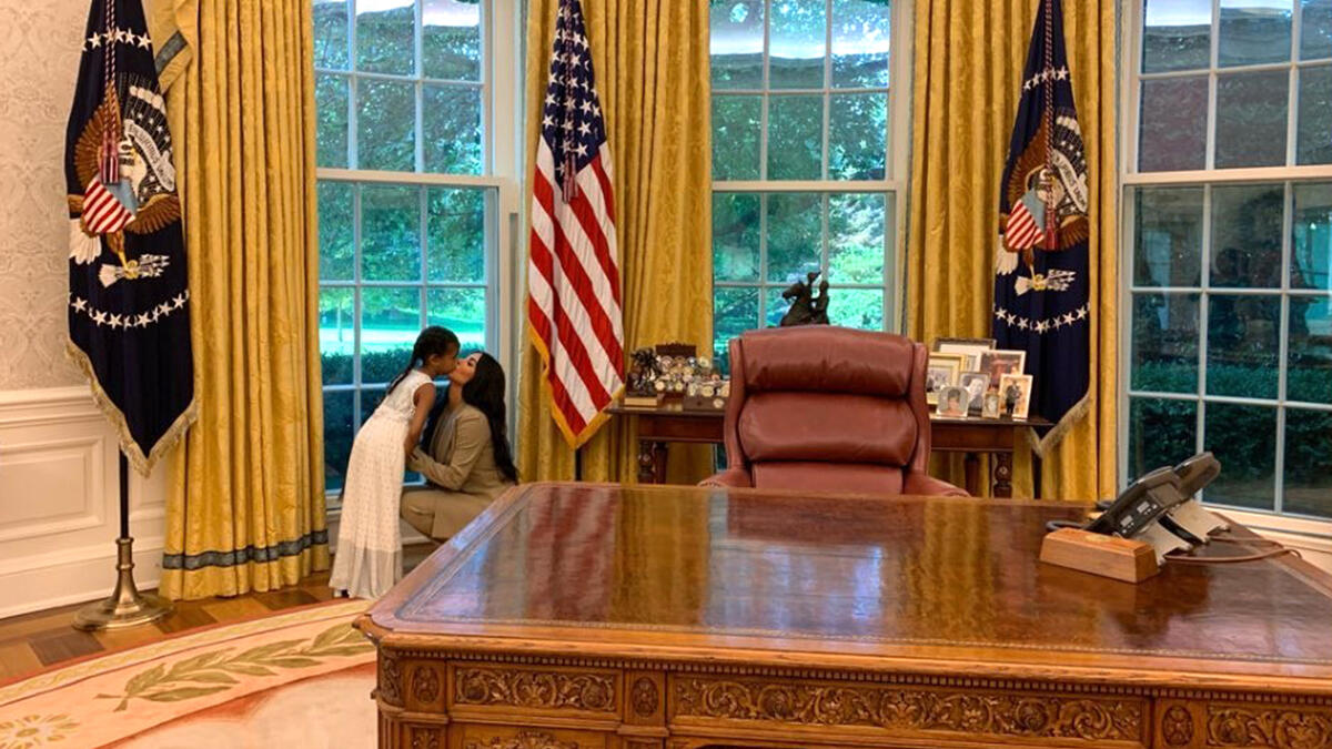 تلفزيون الواقع الى البيت الأبيض: تخيل أن برنامج تليفزيون الواقع "Keeping Up with the Kardashians"، سيعرض من داخل البيت الأبيض، وبالتالي سيشاهد العالم منزل الرئاسة الأمريكي بالكامل من الداخل.