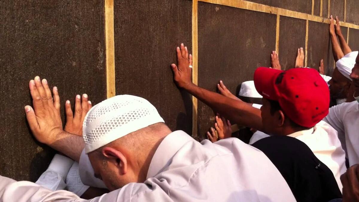 حظر لمس الكعبة المُشرفة.