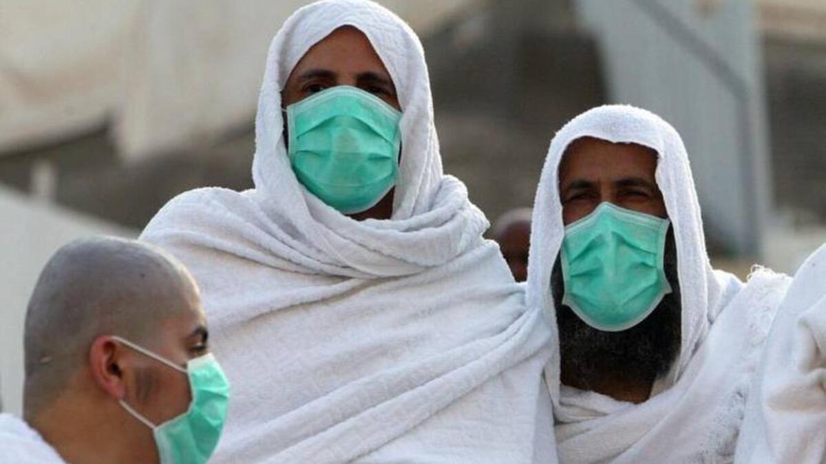 لبس الكمامات للقائمين على مسار الحج والحجاج وجميع العمال في جميع الأوقات والتخلص منها بالطريقة السليمة وفي المكان المخصص.