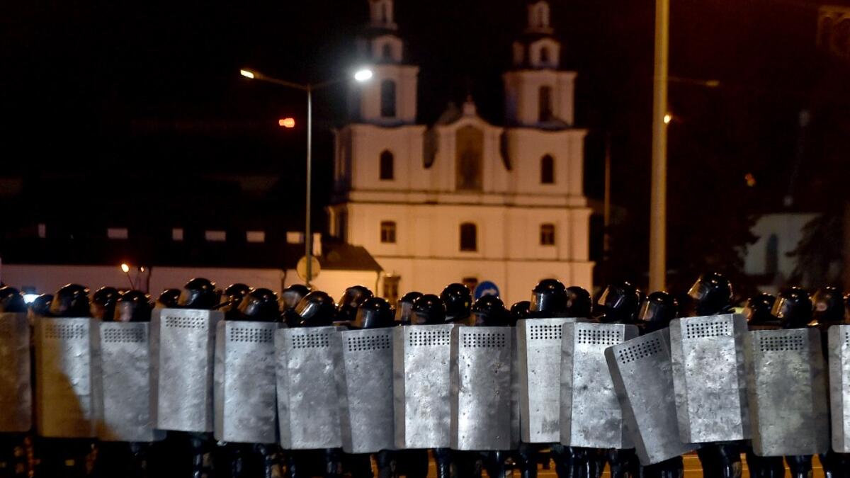 Riot police block an area after polls closed in Belarus' presidential election, in Minsk on August 9, 2020. Sergei GAPON / AFP