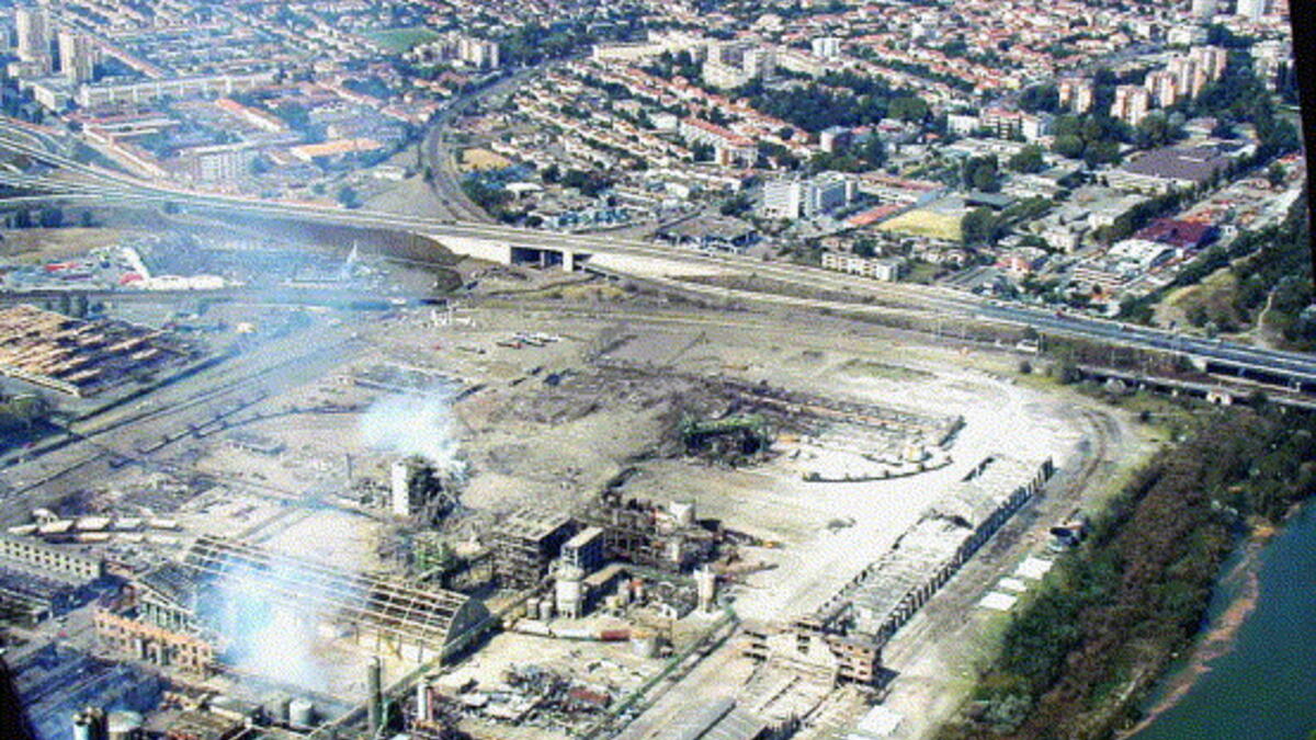 2001 فرنسا: دوى انفجار هائل في مصنع "أي زد إف" بمدينة تولوز بعد اشتعال 40 طن من نترات الأمونيوم في حاوية للنفايات الكيميائية، وتسبب في تدمير أجزاء كبيرة من المدينة ومصرع 31 شخصًا وجرح الآلاف.