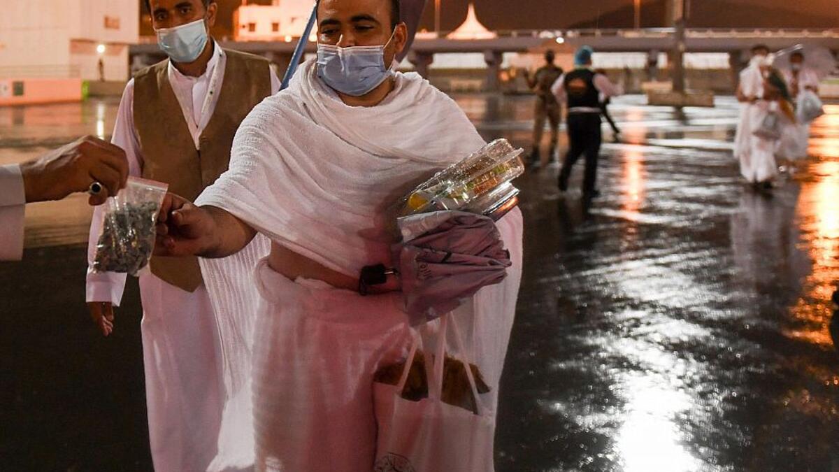 وبحسب المركز الوطني السعودي للوقاية من الأمراض "وقاية"، يتم تزويد الحجاج بحصى يتم تعقيمها مسبقًا، ووضعها أو تغليفها بأكياس مغلقة من قبل الجهة المنظمة مطابقة للمواصفات الاحترازية.