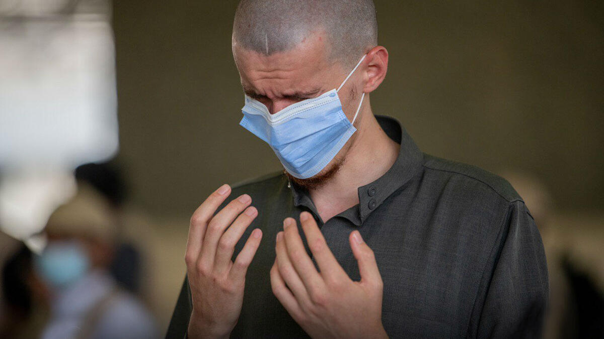 وفي اليوم الثالث من أيام التشريق، الذي يصادف الاثنين، يرمي الحاج كذلك الجمرات الثلاث كما فعل في اليومين السابقين، ثم يغادر مِنى إلى مكة ويطوف حول البيت العتيق للوداع ليكون آخر عهده بالبيت.