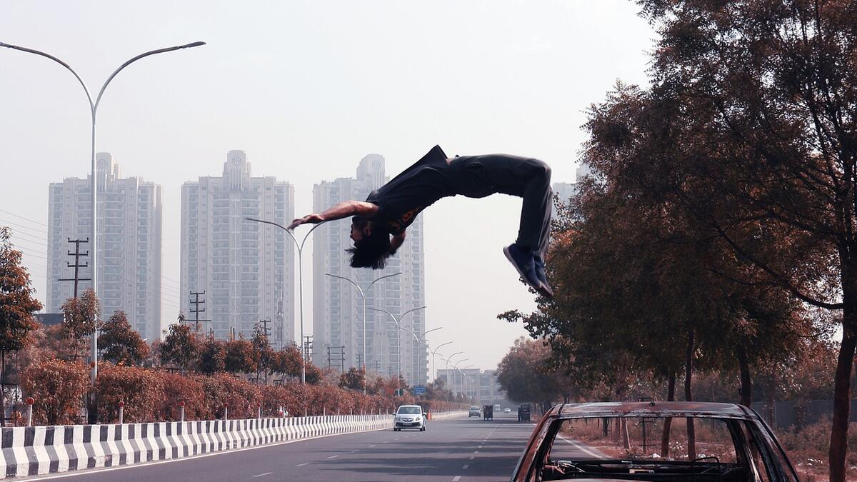 Young boy performs parkour  (pixabay)
