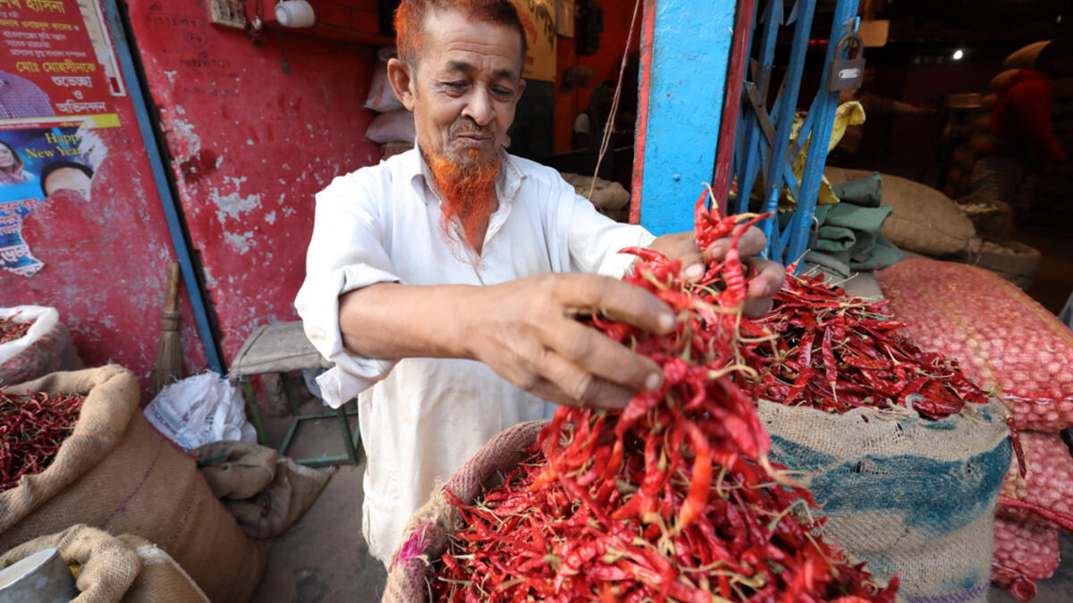 Market vendor sells chilies in the market on the riverbank of the Buriganga River on January 26, 2018 in Dhaka, Bangladesh. (Shutterstock/ File photo)