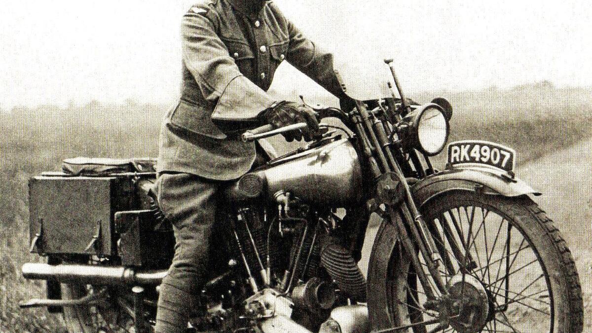 وفي صباح يوم 13 مايو 1935 تُوفِّيَ "لورنس" في حادث درَّاجة نارية، فقد كان مُحِبًا لقيادة الدرَّاجات النارية، حين أسرع بإحدى درَّاجاته في الريف الإنجليزي، وفجأةً رأى صبيَّين على درَّاجةٍ هوائية في طريقه الريفي الضيِّق، وانحرف لمفاداتهم.