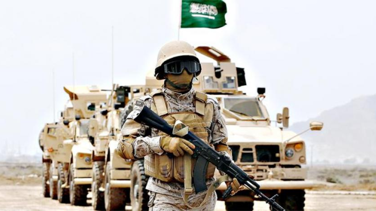 بدأ مسيرته القيادية بقيادة فصيل دروع، ثم قائد فصيل تموين وصيانة، ثم تولى مهمة مساعد ركن الاستخبارات في اللواء الرابع بالقوات البرية الملكية السعودية خلال حرب تحرير دولة الكويت، ثم مساعدًا لقائد اللواء، فقائد مجموعة اللواء.