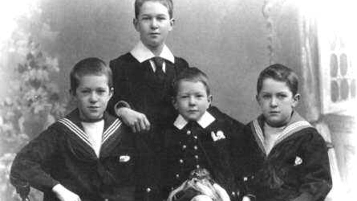 فَقدَ" لورنس" شقيقين خدما في الجيش في الحرب العالمية الأولى أثناء قتالهما على الجبهة الغربية، بفاصلٍ زمني يبلغ شهرين بين الأول والآخر، وربما كان ذلك هو السبب الذي دفعه إلى ترك عمله الآمِن في القاهرة والمشاركة العسكرية في القتال وقت اندلاع الثورة العربية عام 1916.