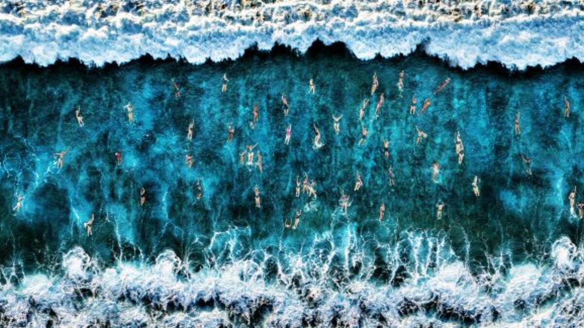 الفئة الرياضية: في البحر للمصوّر "روبيرتو كورينالديسي".