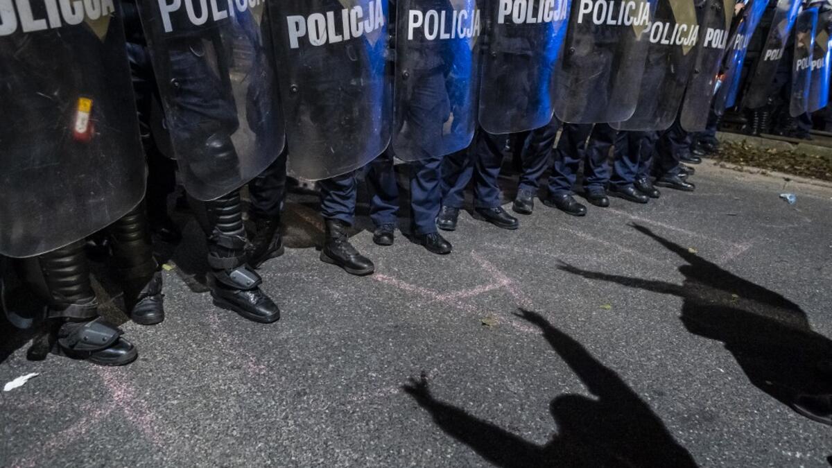 Protestors face off with riot police guarding the house of Jaroslaw Kaczynski, leader of Poland's ruling Law and Justice party (PIS) during a demonstration against a decision by the Constitutional Court on abortion law restriction,in Warsaw on October 23, 2020. Wojtek RADWANSKI / AFP