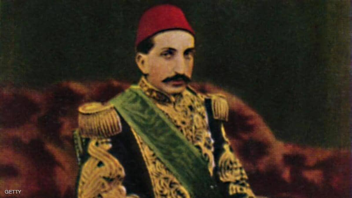 وتمكن عبد الحميد بفضل العلاقة الجيدة التي كانت تجمعه مع وزير الخارجية الإنكليزي اللورد "ساليسبوري" من استصدار قرار يمنع عـرض المسرحية في جميع الأراضي الإنكليزية وهو ما أجبر المؤلف على تغيير اسمها ومحتواها.