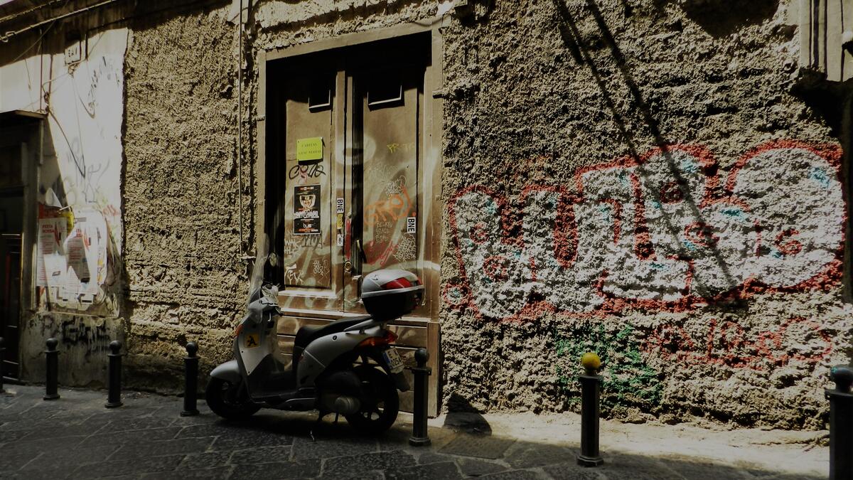 Narrow alley in Naples, Italy/Photo by Ewelina Lepionko