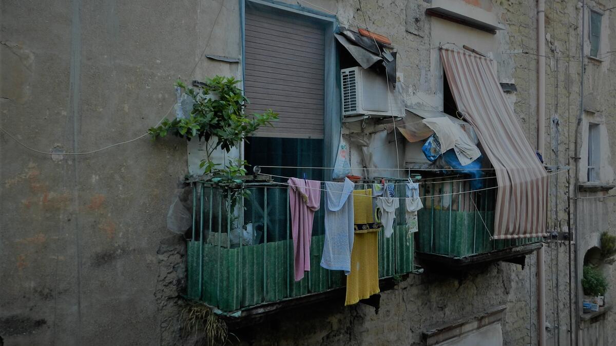 Narrow alley with laundry hanging to dry in the old town of Naples/Photo by Ewelina