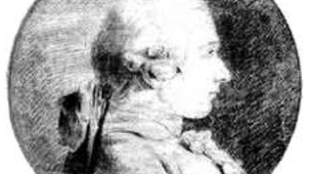 غير أن كاتب المسرحية، ويدعى ماركي دو بونييه، كان مصرّا على عرضها فـتوجه إلى خارج فرنسا وتحديدًا إلى إنكلترا، والتمس عرضها هناك معتقدًا أن ضغوط عبد الحميد لن تجدي نفعها هناك.