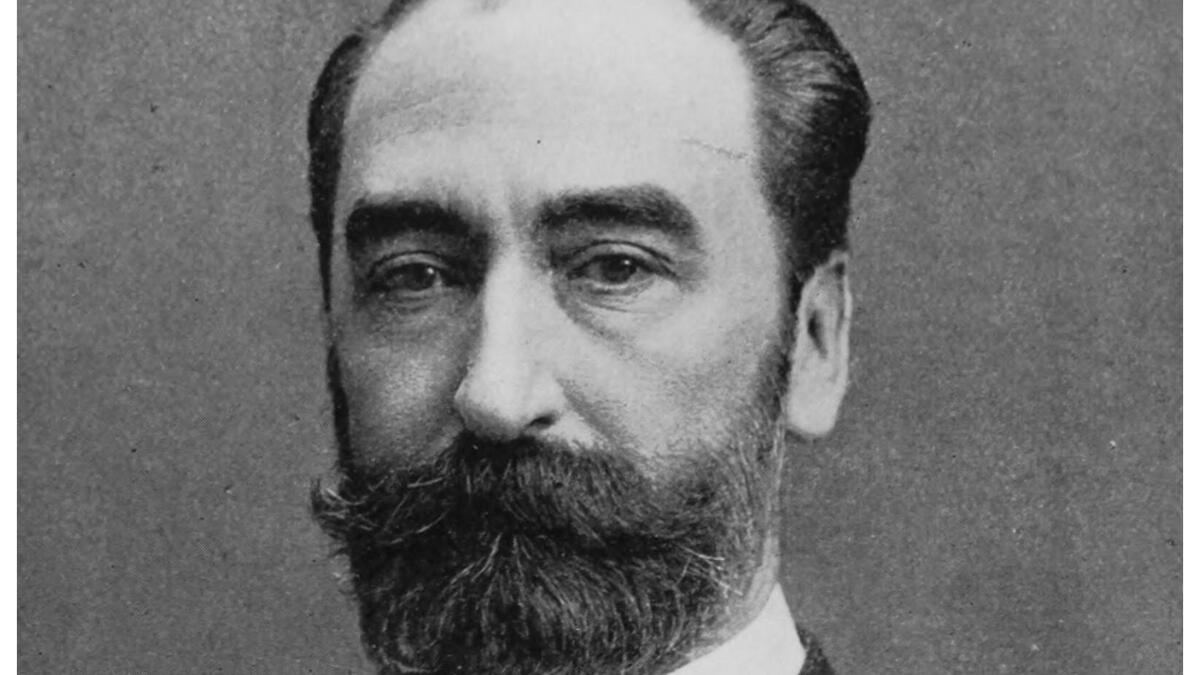 وأرسل على الفور خطابًا إلى رئيس الجمهورية الفرنسية "سادي كارنوت" عن طريق السفير العثماني في باريس صالح منير باشا مهددًا بقطع العلاقات بين البلدين حيث تم التراجع عن عرضها.