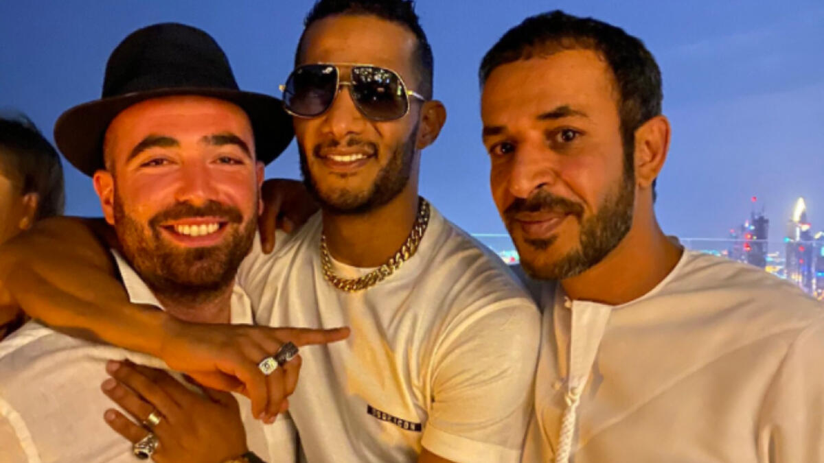 وأثار الفنان محمد رمضان ضحة كبيرة عبر مواقع السوشيال ميديا، بعد أن قام الناشط الإماراتي حمد المزروعي، بنشر صورة لمحمد رمضان، تجمعه بالمطرب الإسرائيلي عومير آدام، عبر حسابه على  "تويتر".