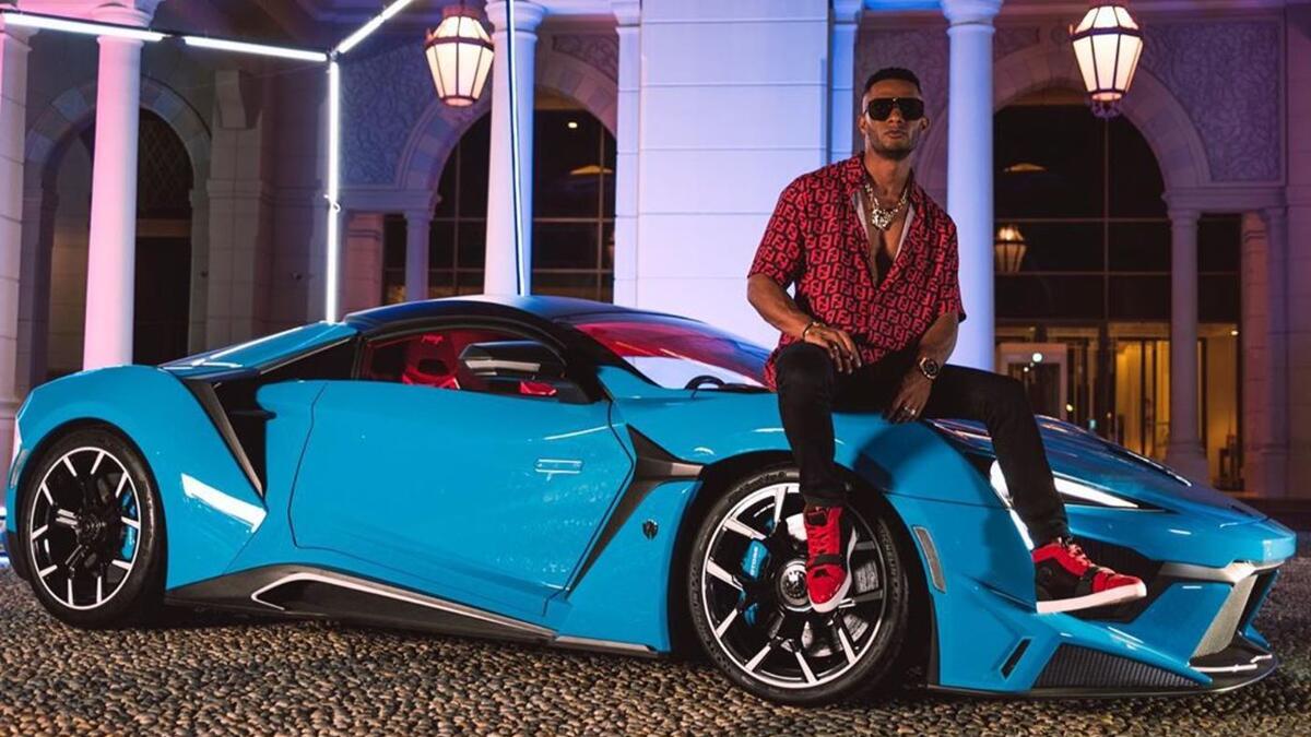 السيارات الفارهة: بين حين والآخر يستعرض سياراته الفارهة التي قد يصل عددها لثماني سيارات من أشهرها "الفيراري"، واتهمه البعض بأنه يعاني من نقص وحرمان من الفقر الذي تخلص منه بعد دخول عالم التمثيل.