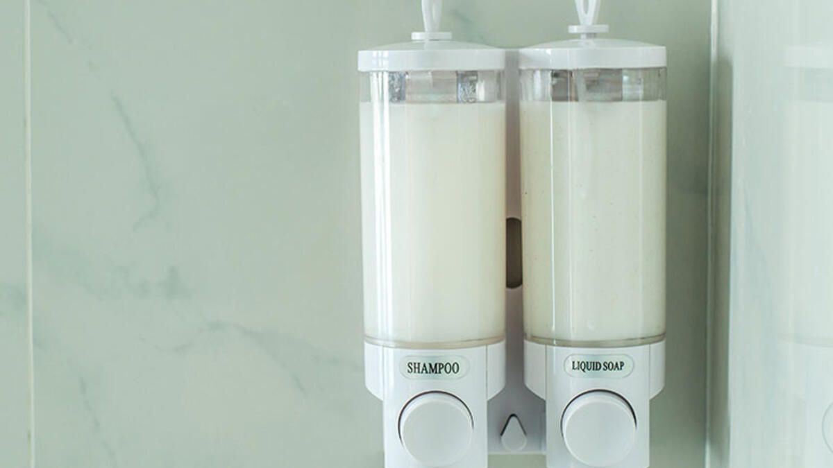 الشامبو والبلسم: بمجرد دخولك لغرفة ستلاحظ أنها تختلف كثيرًا عما كانت عليه في السابق، إذ سيتم التخلص تدريجيًا من عبوات الشامبو والبلسم ذات الحجم الكبير واستبدالها بزجاجات الشامبو الصغيرة، التي ستعود للظهور من جديد بعد أن كانت تختفي ببطء من الفنادق.