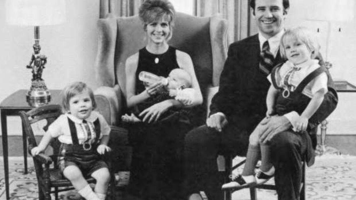 توفيت زوجة "بايدن" الأولى "نيليا هانتر" وابنتهما "نعومي" (عامًا واحدًا) في حادث سيارة عام 1972.