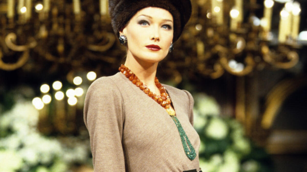 كارلا بروني: مغنية وملحنة وعارضة أزياء إيطالية، تزوجت من الرئيس الفرنسي "نيكولا ساركوزي" في 2008 بعد لقائهما في حفل عام 2007 أي بعد أشهر من طلاقة من زوجته الثانية حينها شهد قصر الإليزه المرة الأولى لرئيس يطلق ويتزوج من أخرى أثناء ولايته.