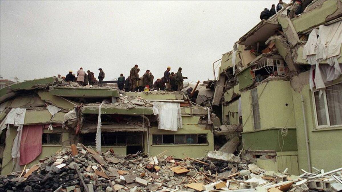 وبلغ مجموع المتضررين من الزلزال المذكور 180 ألف شخص، فيما طاول التدمير أكثر من 18 ألف مبنى، وقدرت الحكومة الخسائر بنحو 10 مليارات دولار أميركي، واضطرت المنشآت الصناعية في المنطقة إلى إيقاف إنتاجها بسبب انقطاع التيار الكهربائي.