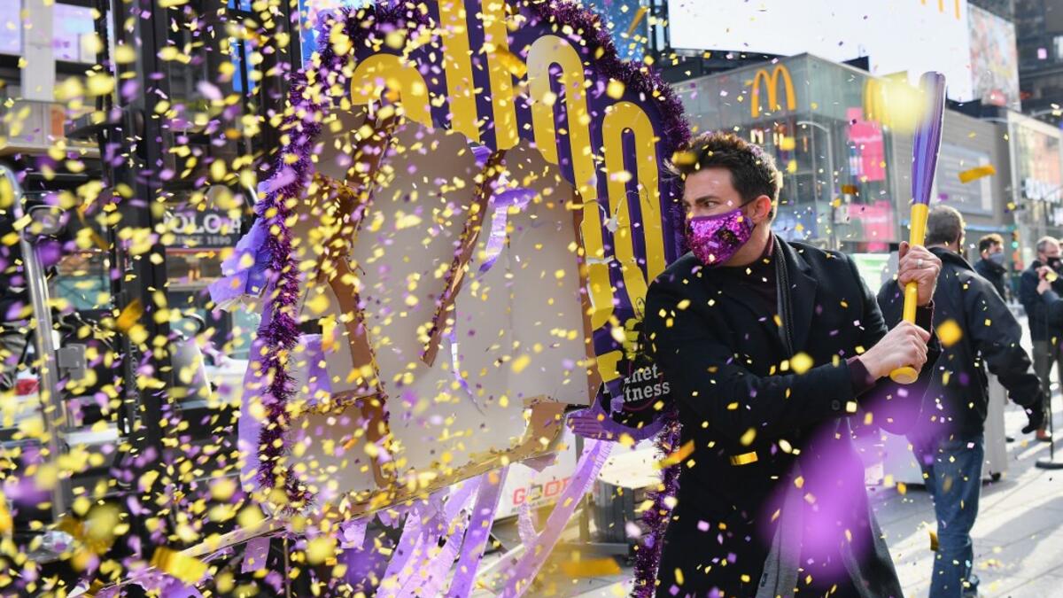 New Year's Eve host Jonathan Bennett smashes a '2020' pinata during the 14th annual Good Riddance Day in Times Square on December 28, 2020 in New York City. - This year, people from around the world were encouraged to participate virtually by sharing their Good Riddance Day memories in advance, so they can start fresh in 2021. Angela Weiss / AFP