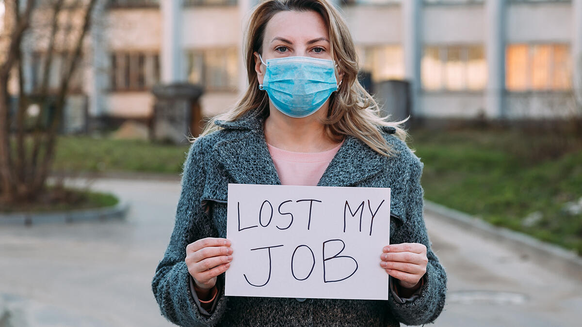 الركود الأقوى: أدى توقف عجلة الاقتصاد الناجم عن الأزمة الصحية وموجة إغلاق الدول إلى ركود اقتصادي حاد في الربيع. وفي أبريل، تم إلغاء 20,5 مليون وظيفة في الولايات المتحدة.