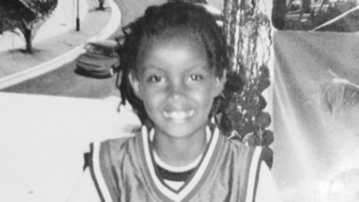 التحقت بمدرسة أبولو الثانوية حيث بدأ بعض زملائها في إذلالها عندما ارتدت الحجاب لكنها تغلبت على الأوقات الصعبة بدعم من معلمتها وأثبتت نفسها أكاديميًا وكانت محبوبة بدرجة كافية ليتم تسميتها بـ"ملكة حفلة العودة".