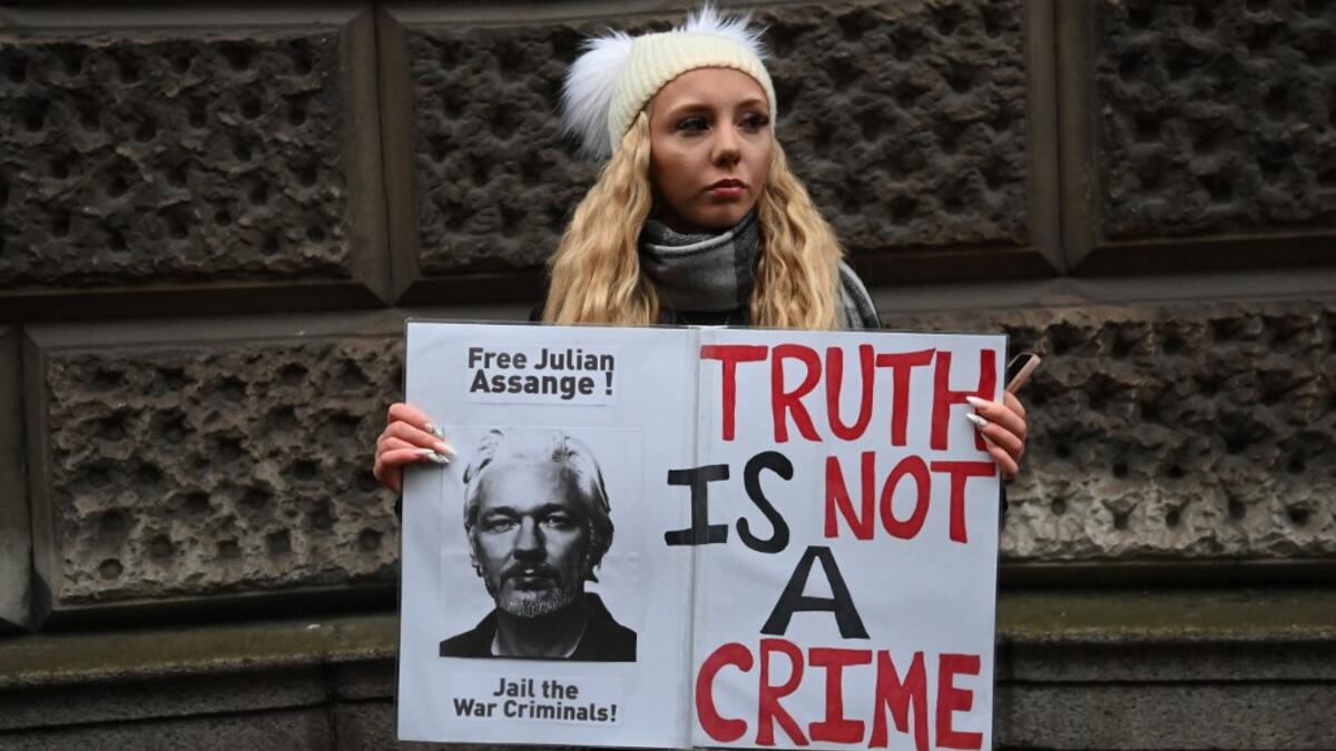 Supporters of Wikileaks founder Julian Assange demonstrate outside the Old Bailey court in central London as the court will rule on his extradition case on January 4, 2021. A London hearing is set to decide if WikiLeaks founder Julian Assange should be extradited to the United States to face trial over the publication of secrets relating to the wars in Afghanistan and Iraq. DANIEL LEAL-OLIVAS / AFP