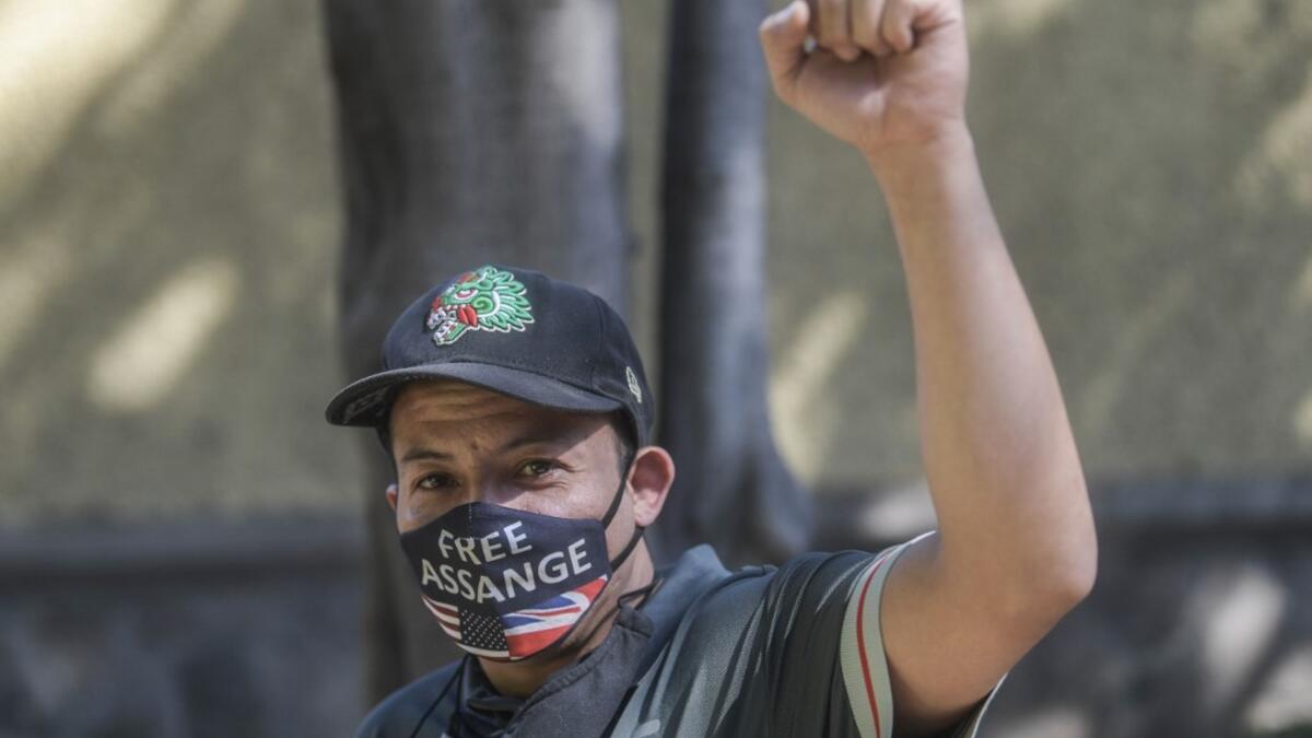 A Mexican activist takes part in a protest in front of the British embassy to demand the freedom of Wikileaks founder Julian Assange, in Mexico City, on January 4, 2021. After British justice denied the US extradition request, Mexican president Andres Manuel Lopez Obrador offered political asylum to Assange. Pedro PARDO / AFP