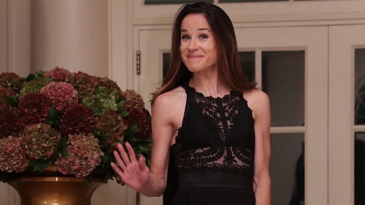 أما على مستوى الحياة العملية فقد عملت "آشلي" كنادلة في محل بيتزا في مطلع حياتها، على عكس "إيفانكا" التي ظهرت في 2003 في وثائقي "بورن ريتش" الذي يحكي عن الأطفال الذين ولدوا في أكثر العائلات ثراء في العالم.أما على مستوى الحياة العملية فقد عملت "آشلي" كنادلة في محل بيتزا في مطلع حياتها، على عكس "إيفانكا" التي ظهرت في 2003 في وثائقي "بورن ريتش" الذي يحكي عن الأطفال الذين ولدوا في أكثر العائلات ثراء في العالم.