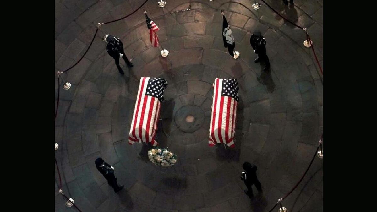 1998: اقتحم رجل مسلح حاجز الأمن في مبنى الكابيتول وأطلق النار فأصاب اثنين من ضباط الشرطة بإصابات قاتلة وشق طريقه إلى مكتب النائب توم ديلاي وأصيب سائح أيضًا في الهجوم.