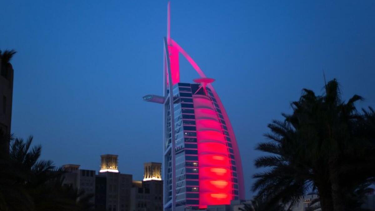 كما تمت إضاءة برج خليفة، أطول مبنى من صنع الإنسان في العالم، وبرج العرب جميرا، الفندق المشهور عالميًا والقرية العالمية باللون الأحمر.
