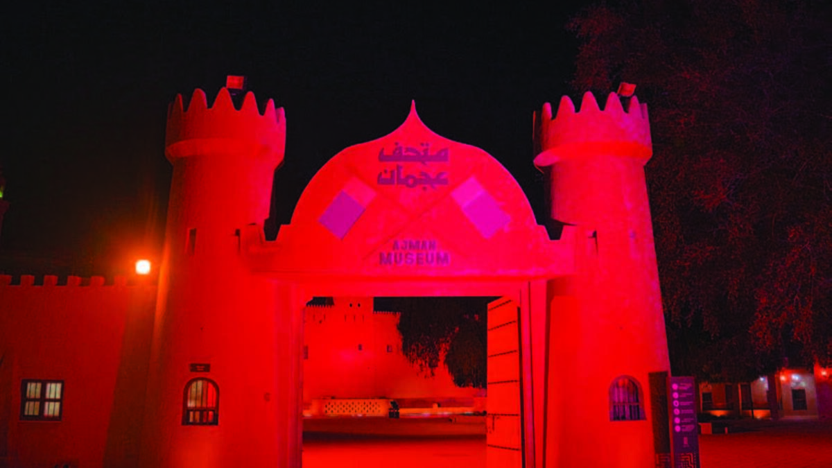 عجمان: زينت واجهة هيئة السياحة باللون الأحمر، والحي التراثي، ومبنى دائرة البلدية والتخطيط، وتقاطع جسر الشيخ حميد بن راشد، وتقاطع جسر الشيخ مكتوم، وتقاطع جسر الروضة، وأدنوك الزوراء.