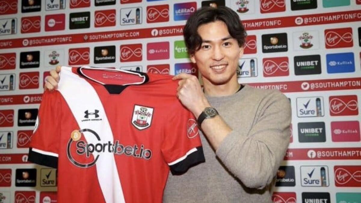 لاعب الوسط الياباني تاكومي مينامينو: من ليفربول إلى ساوثهامبتون على سبيل الإعارة