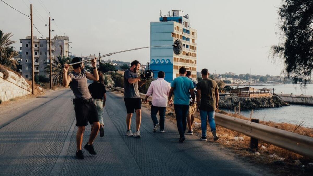 الفيلم اللبناني"ع أمل تيجي": ضمن قسم البانوراما للمخرج  جورج بيتر برباري حيث يفكك طقسًا ذكريًا عالميًا لكن في بلد يعاني تحت عدة ضغوط تاريخية وطائفية واقتصادية واجتماعية.