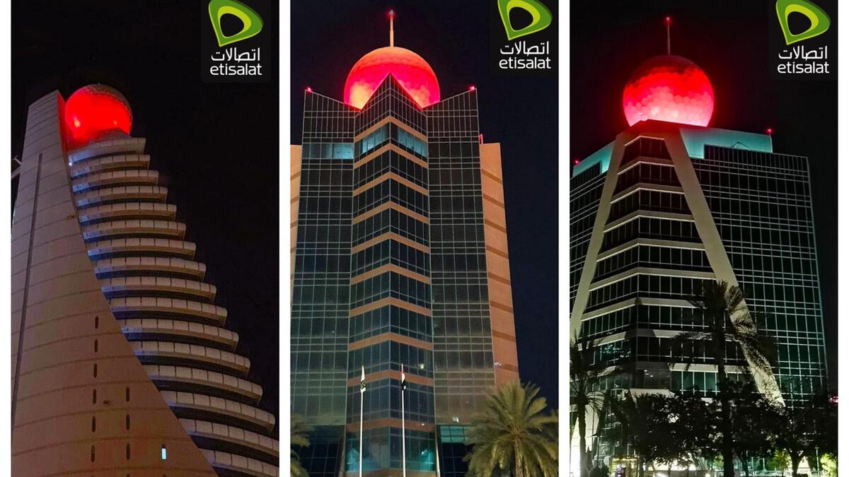 أعلنت شركة "اتصالات" الإماراتية عن دعمها لـ"مسبار الأمل" بإضاءة مبانيها في الدولة باللون الأحمر، والترويج للمسبار عبر منصاتها على مواقع التواصل الاجتماعي، والرسائل النصية القصيرة، وتغيير شعار الشبكة، وتخصيص قناة على خدمة eLife لبث الوصول التاريخي لمسبار الأمل وتغطية الفعاليات المصاحبة لمشروع الإمارات لاستكشاف المريخ.