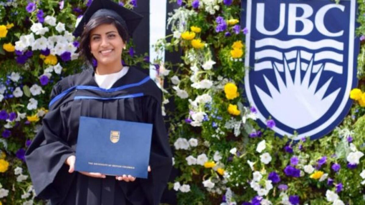 والدها ضابط في البحرية الملكية السعودية، ودرست الأدب الفرنسي في جامعة كولومبيا البريطانية  في فانكوفر بكندا.