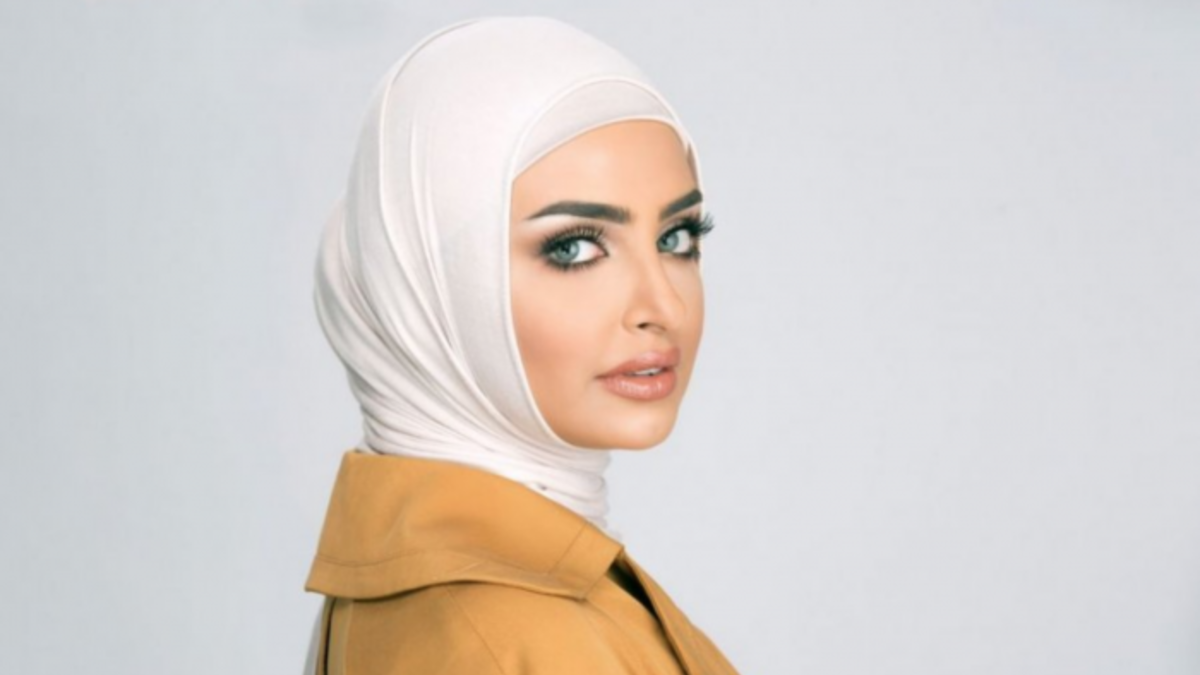 وقالت سندس في المقطع: "شلون يكون عندك خادم بالبيت ويكون جوازه عنده؟ والأدهى والأمر أن كل أسبوع لها يوم off"، وتابعت في المقطع قائلة: "بعد هذا القانون الجديد، ما آبي خدامة فيلبينية".