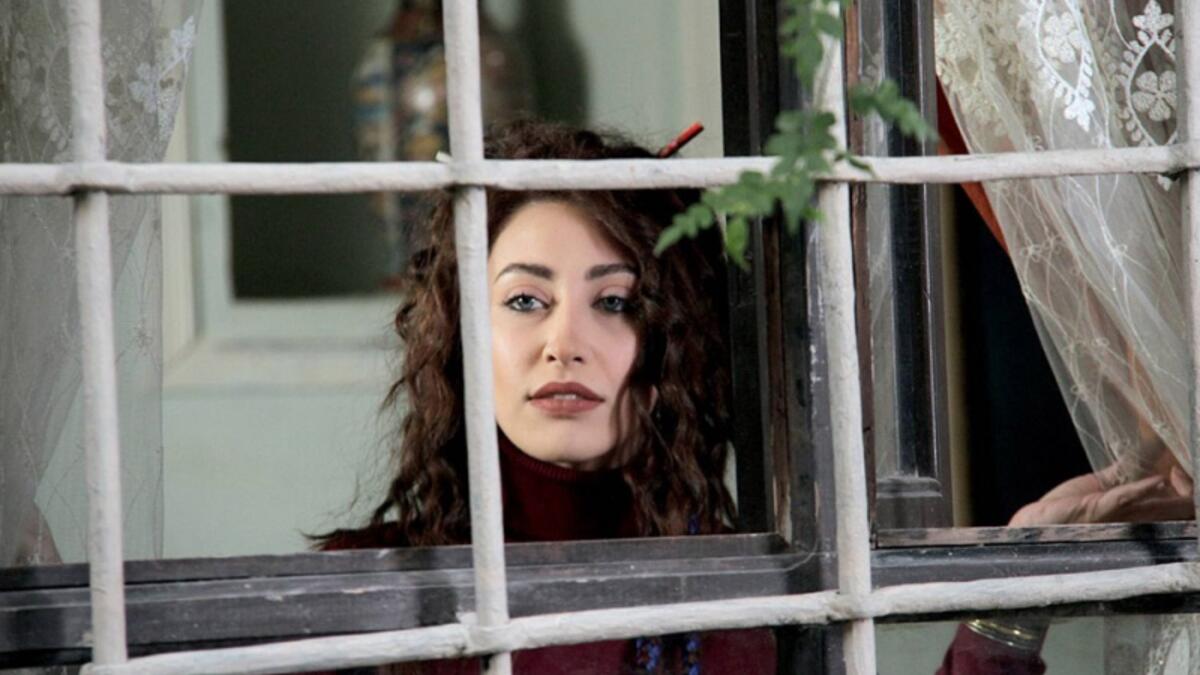 ضيوف على الحب: في بيت دمشقي عتيق، تبدأ الحكاية، حيث مجموعة من الصبايا اللواتي جئن بحكاياتهن وأحلامهن لكي يسطرن مجددا جدلية الحياة والحلم، ويبحثن عن أمل جاء بعد وجع.