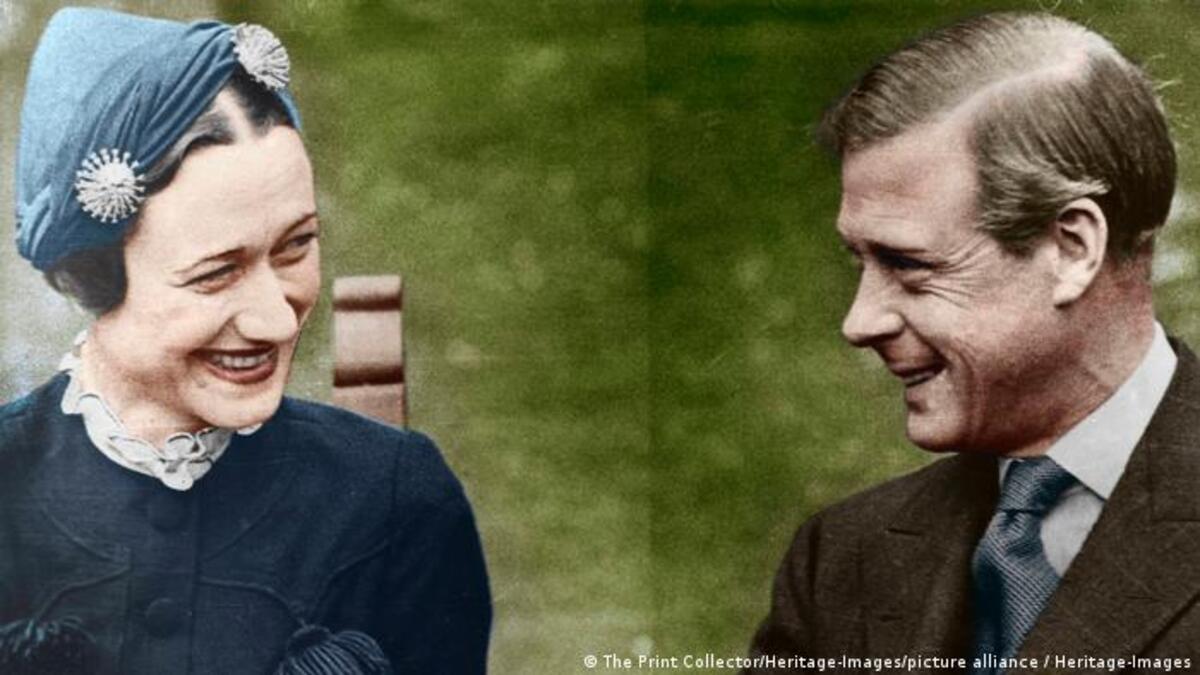 هروب الملك: لم يتمكن الملك إدوارد الثامن من الزواج من المطلقة الأمريكية واليس سيمبسون لأنه كان رئيسًا للكنيسة الأنجليكانية ولذلك قرر التنحي عن العرش بعد 326 يومًا فقط، وتزوج الثنائي في 3 يونيو 1936 في قلعة كاندي بفرنسا، حيث هزت الفضيحة العائلة المالكة.