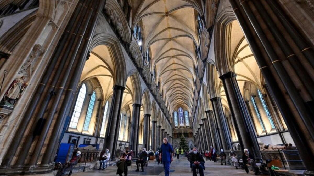 كاتدرائية سالزبوري في جنوب غرب بريطانيا: تحولت إحدى تحف الهندسة القوطية الإنكليزية في القرون الوسطى، الى مركز للتلقيح في إطار الحملة التي تقودها البلاد لمكافحة تفشي كوفيد-19.