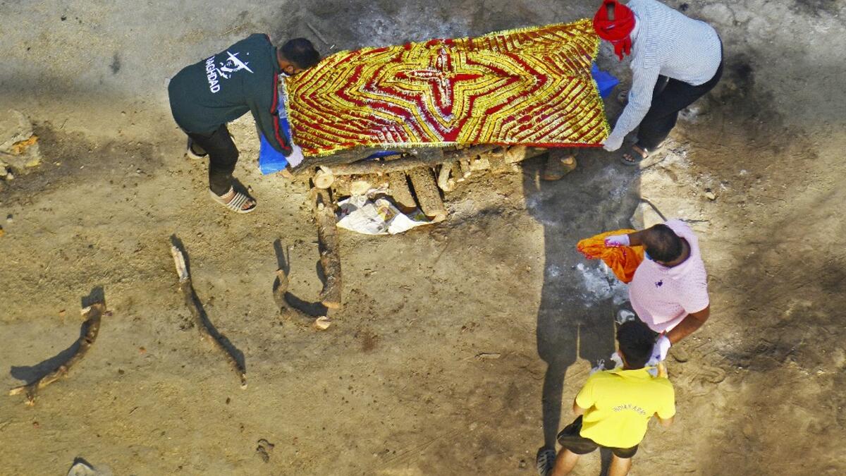 Relatives and family members can be seen performing the last rites of patients who died