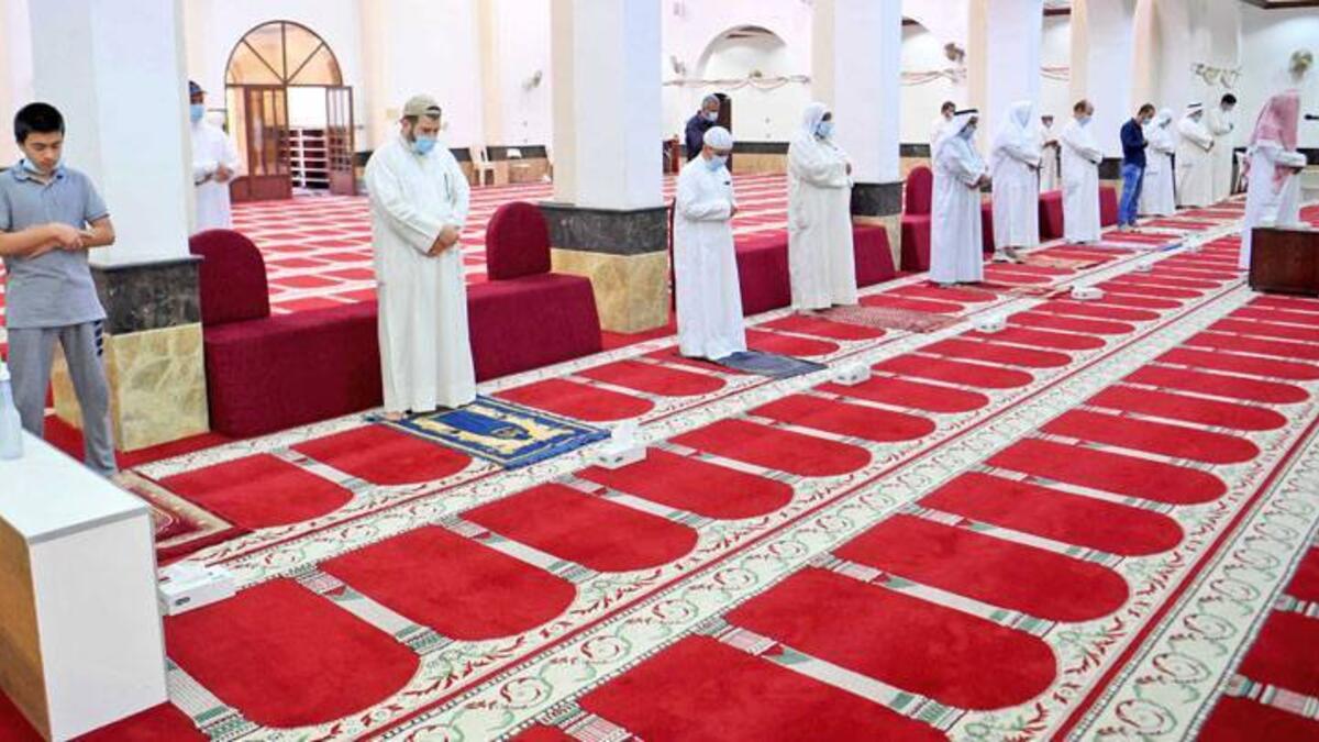 الكويت: سمحت وزارة الأوقاف والشؤون الإسلامية للرجال بأداء الصلاة داخل المسجد، فيما يسمح للنساء الصلاة في الباحات مع تطبيق الجميع للاشتراطات الصحية من ارتداء للكمامات والتباعد الجسدي.