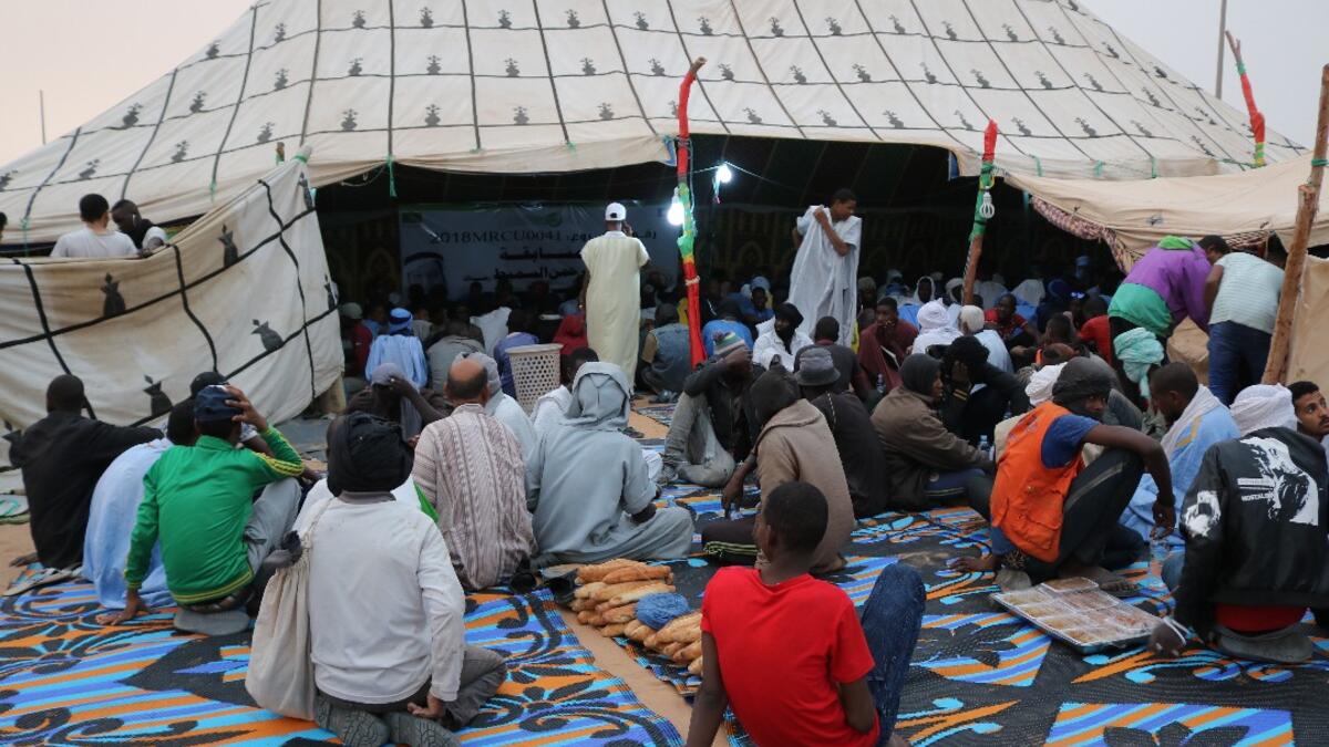 موريتانيا: في ليلة واحدة، يقرأ أهلها القرآن ويحلق الرجال رؤوسهم قبل الشهر بأيام، حتى يتزامن نمو الشعر الجديد مع بداية الشهر، فيسمى بـ"شعر رمضان"، وتؤجل الأسر أعراسها إلى شهر رمضان تفاؤلاً به.