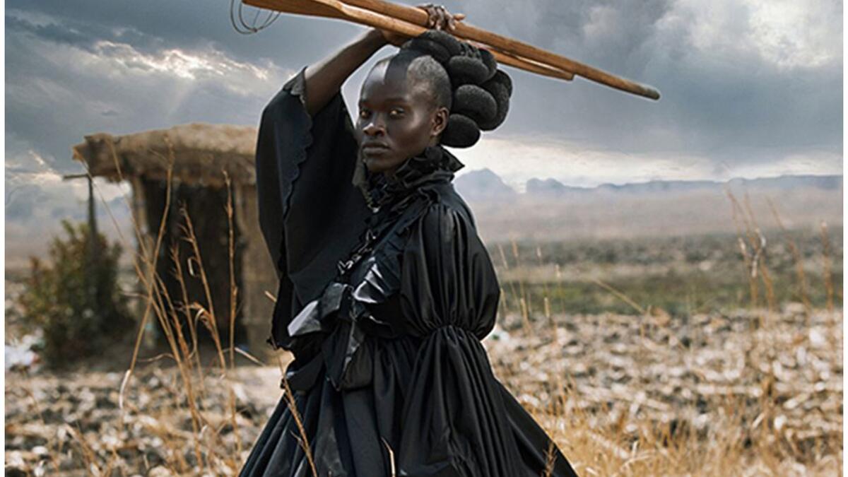 فئة القوة الكامنة في الصور الفردية: للمصورة "تاماري كوديتا" من زيمبابوي عن صورتها لامرأة شابة ترتدي ملابس فيكتورية، وتحمل أواني الطبخ التقليدية من شونا، والتي تسمى الفيكتوري الأفريقي.