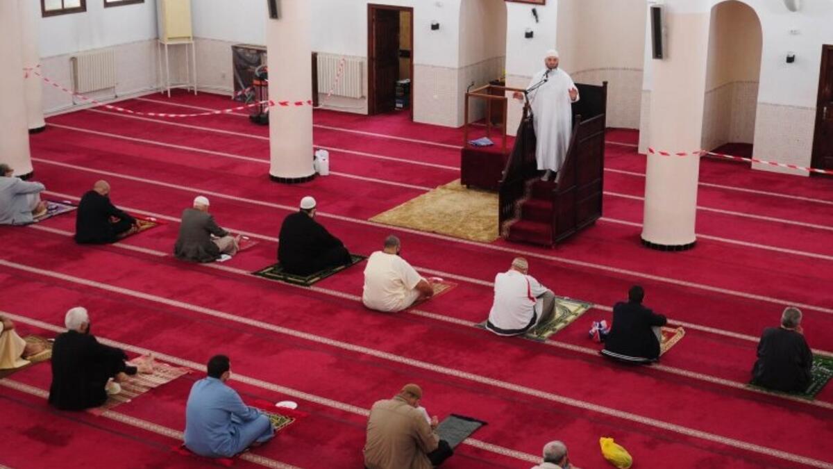 الجزائر: وافقت الحكومة على أن تفتح المساجد لصلاتي العشاء والتراويح قبل الأذان بـ15 دقيقة، وتغلق بعد التراويح بـ15 دقيقة، بالإضافة الى فتح الأماكن المخصصة لاستقبال النساء، باستثناء النساء الحوامل.