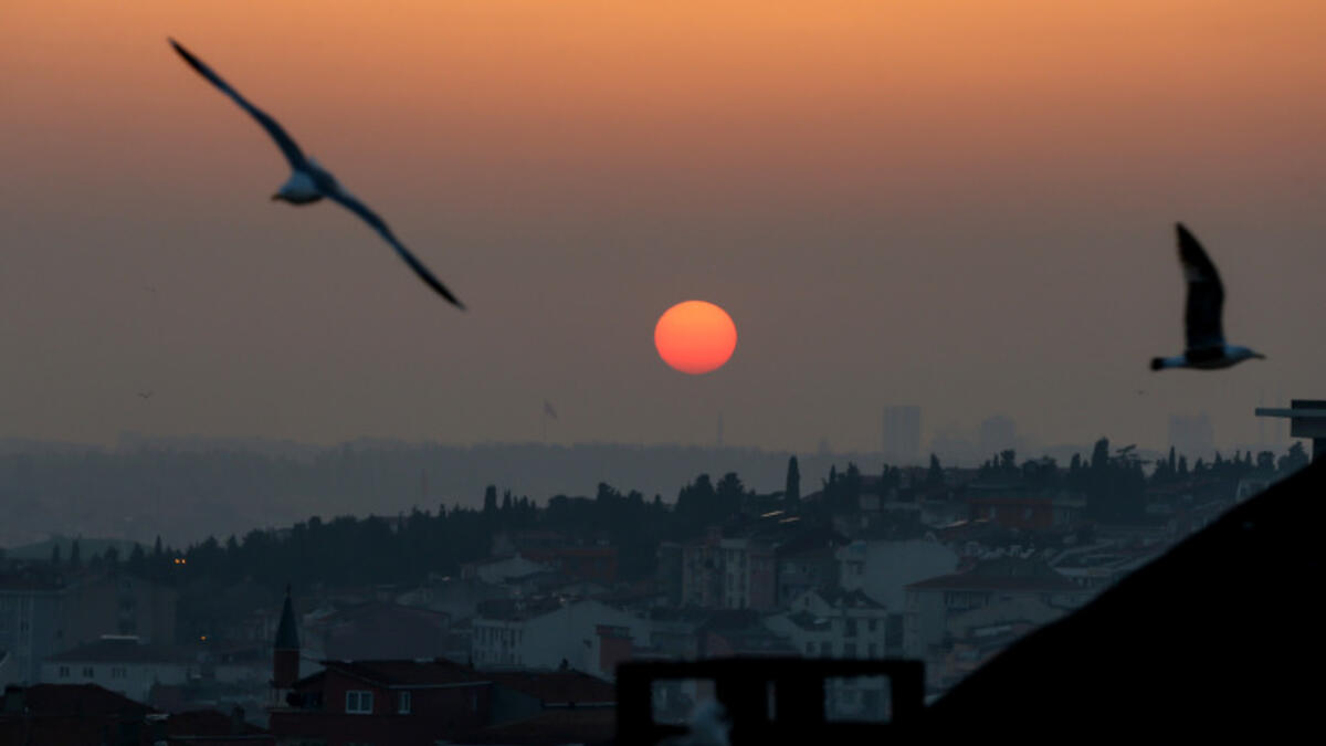 علاماتها (العلامة الأولى): تطلع الشمس صبيحتها لا شعاع لها، فقد قال رسول الله ﷺ (صبيحة ليلة القدر تطلع الشمس لا شعاع لها كأنها طست حتى ترتفع) رواه مسلم.